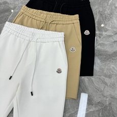 Moncler蒙口新款五分短裤🩳口袋下方经典原版小帽子标识.侧身品牌字母图形印花视觉冲击力时尚感强!采用 Moncler蒙口新款五分短裤🩳口袋下方经典原版小帽子标识.侧身品牌字母图形印花视觉冲击力时尚感强!采用