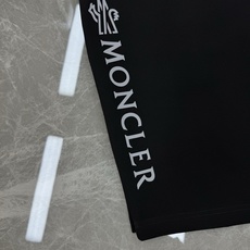 Moncler蒙口新款五分短裤🩳口袋下方经典原版小帽子标识.侧身品牌字母图形印花视觉冲击力时尚感强!采用 Moncler蒙口新款五分短裤🩳口袋下方经典原版小帽子标识.侧身品牌字母图形印花视觉冲击力时尚感强!采用
