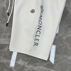 Moncler蒙口新款五分短裤🩳口袋下方经典原版小帽子标识.侧身品牌字母图形印花视觉冲击力时尚感强!采用 Moncler蒙口新款五分短裤🩳口袋下方经典原版小帽子标识.侧身品牌字母图形印花视觉冲击力时尚感强!采用