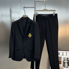 一套 CELINE皇冠徽章刺绣西服🎗️套装超高端顶尖一线成衣手工系列,西装领域里的佼佼者,世界公认的顶级面料和工艺水平, 一套 CELINE皇冠徽章刺绣西服🎗️套装超高端顶尖一线成衣手工系列,西装领域里的佼佼者,世界公认的顶级面料和工艺水平,