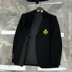 一套 CELINE皇冠徽章刺绣西服🎗️套装超高端顶尖一线成衣手工系列,西装领域里的佼佼者,世界公认的顶级面料和工艺水平, 一套 CELINE皇冠徽章刺绣西服🎗️套装超高端顶尖一线成衣手工系列,西装领域里的佼佼者,世界公认的顶级面料和工艺水平,