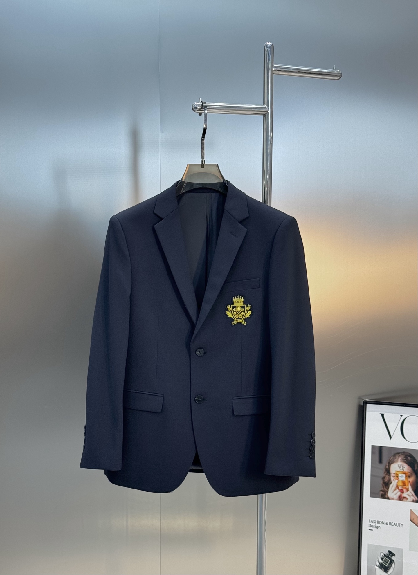 一套 CELINE皇冠徽章刺绣西服🎗️套装超高端顶尖一线成衣手工系列,西装领域里的佼佼者,世界公认的顶级面料和工艺水平, 一套 CELINE皇冠徽章刺绣西服🎗️套装超高端顶尖一线成衣手工系列,西装领域里的佼佼者,世界公认的顶级面料和工艺水平,