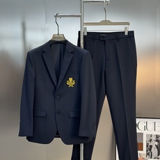 一套 CELINE皇冠徽章刺绣西服🎗️套装超高端顶尖一线成衣手工系列,西装领域里的佼佼者,世界公认的顶级面料和工艺水平, 一套 CELINE皇冠徽章刺绣西服🎗️套装超高端顶尖一线成衣手工系列,西装领域里的佼佼者,世界公认的顶级面料和工艺水平,