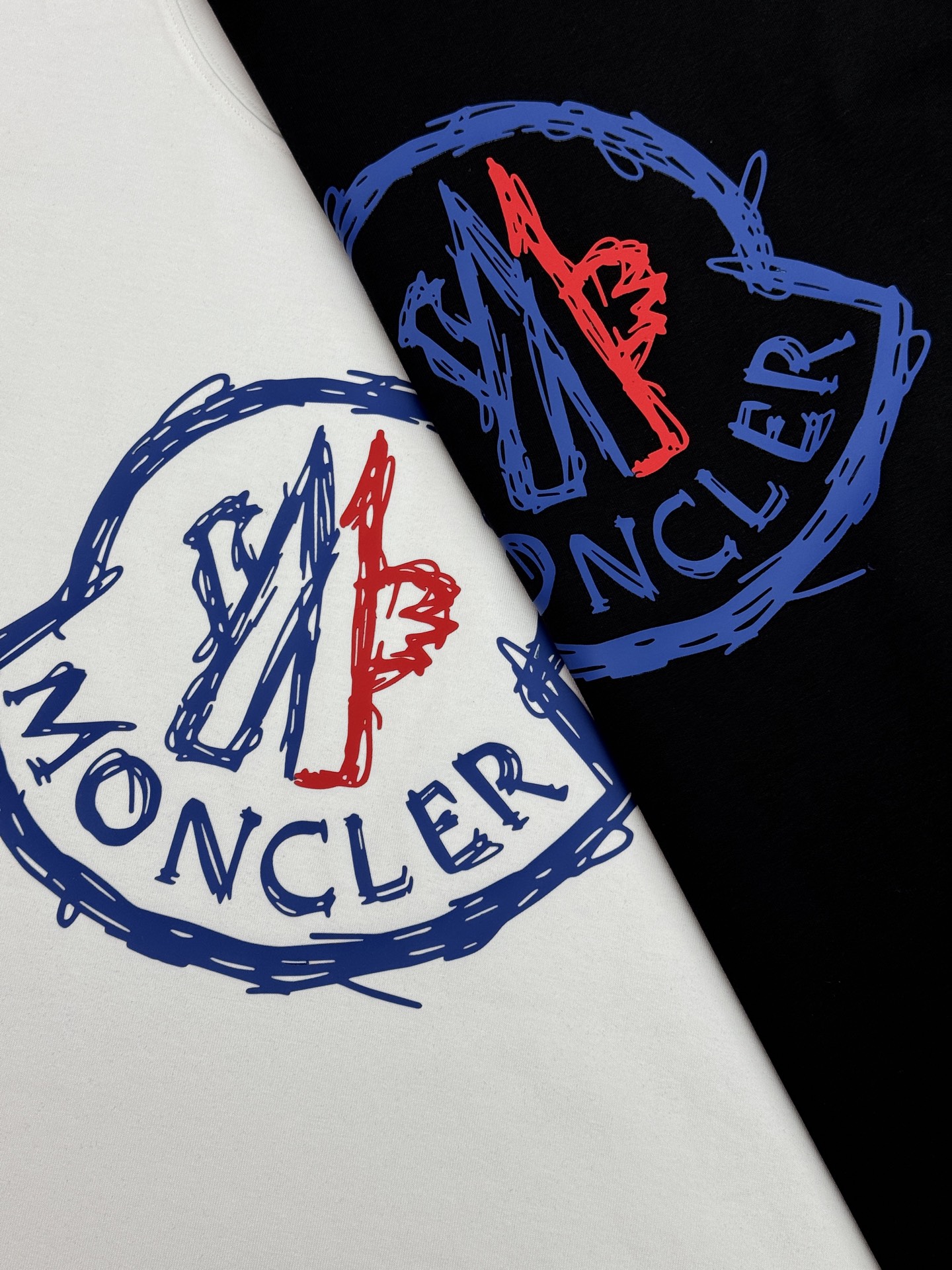 Moncler新款涂鸦印花短袖上新🆕潮人必备.男女同款❤️高支280g纯棉面料，吸湿透气，反复水洗不易变形！立体烫画工艺