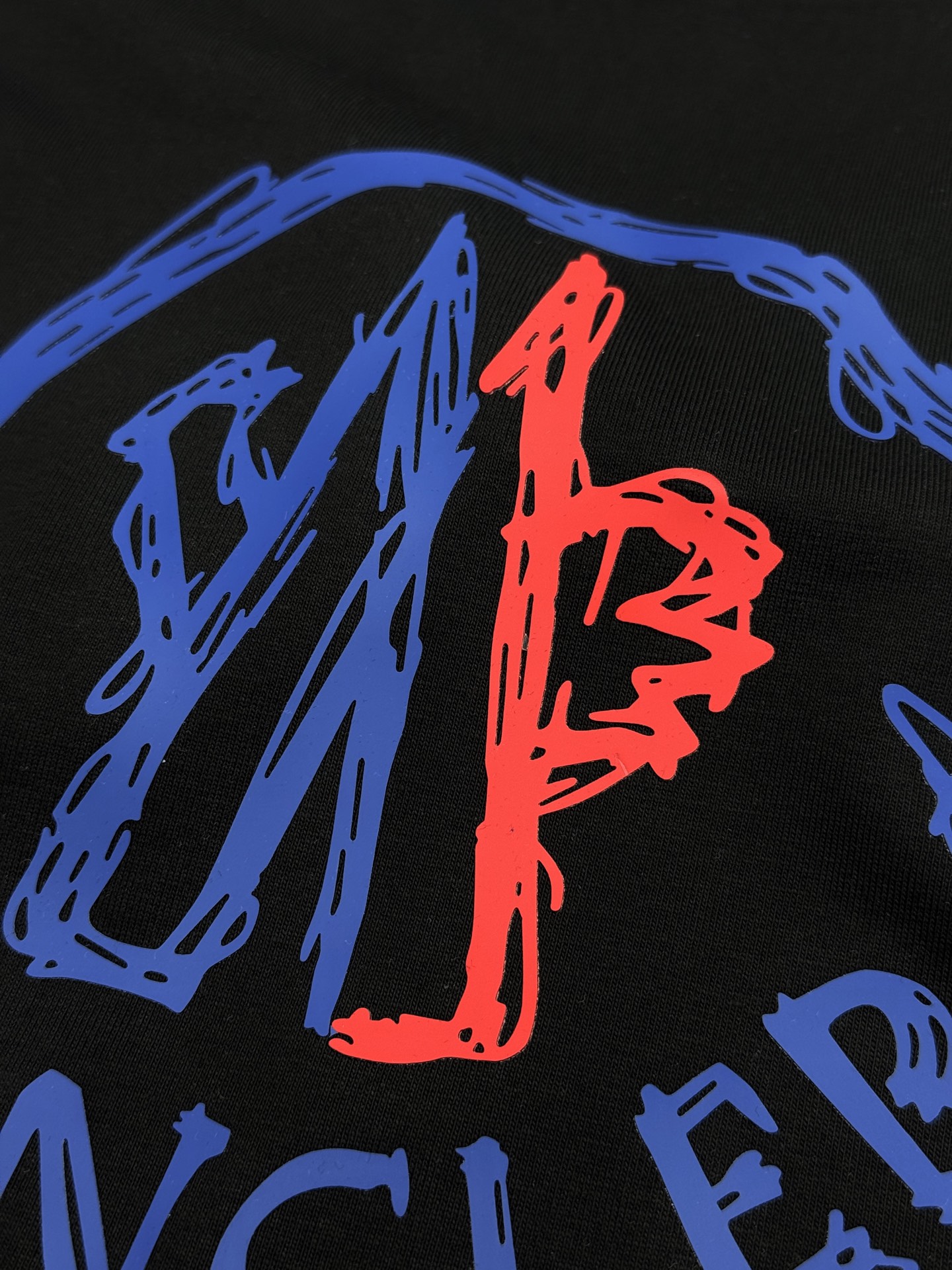 Moncler新款涂鸦印花短袖上新🆕潮人必备.男女同款❤️高支280g纯棉面料，吸湿透气，反复水洗不易变形！立体烫画工艺