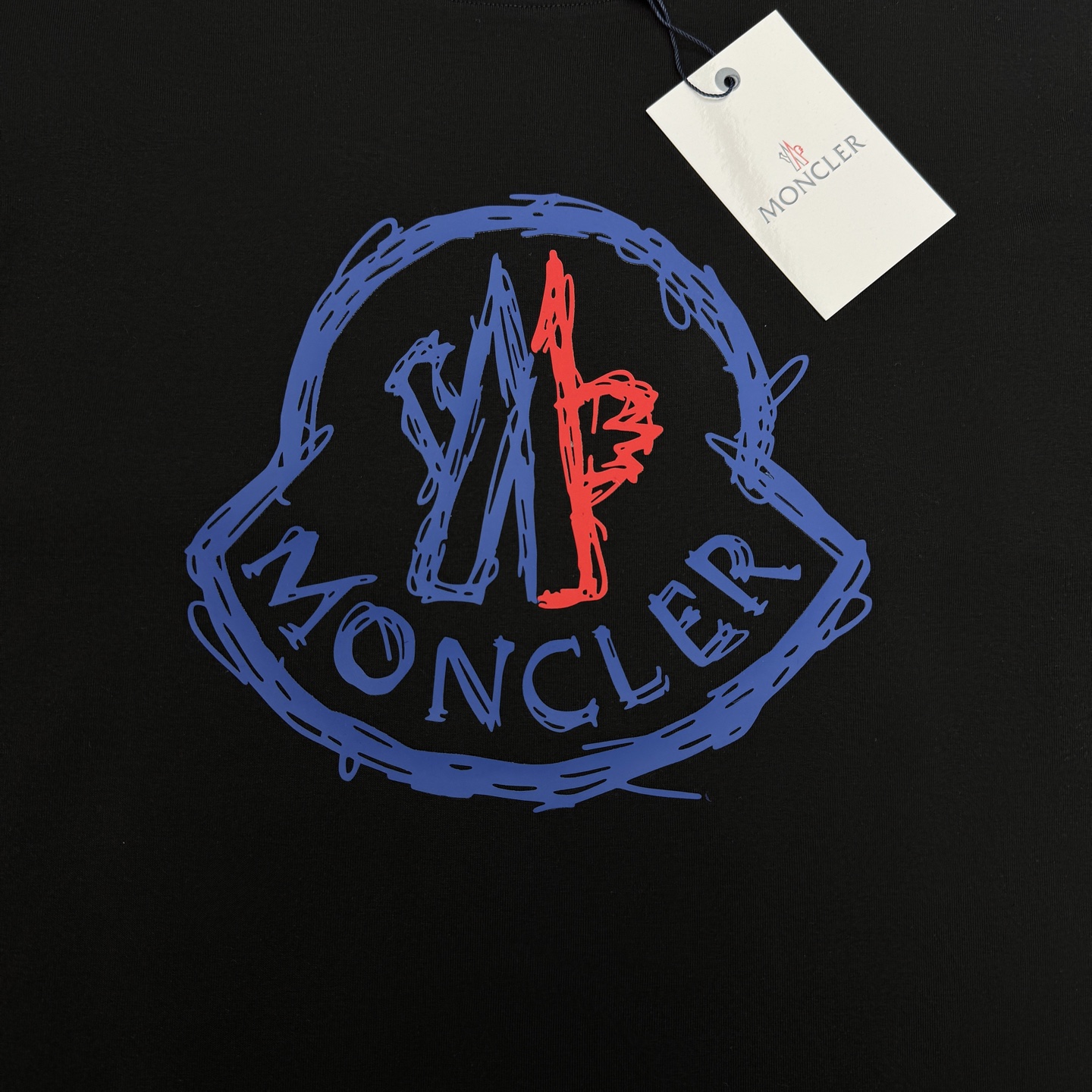 Moncler新款涂鸦印花短袖上新🆕潮人必备.男女同款❤️高支280g纯棉面料，吸湿透气，反复水洗不易变形！立体烫画工艺