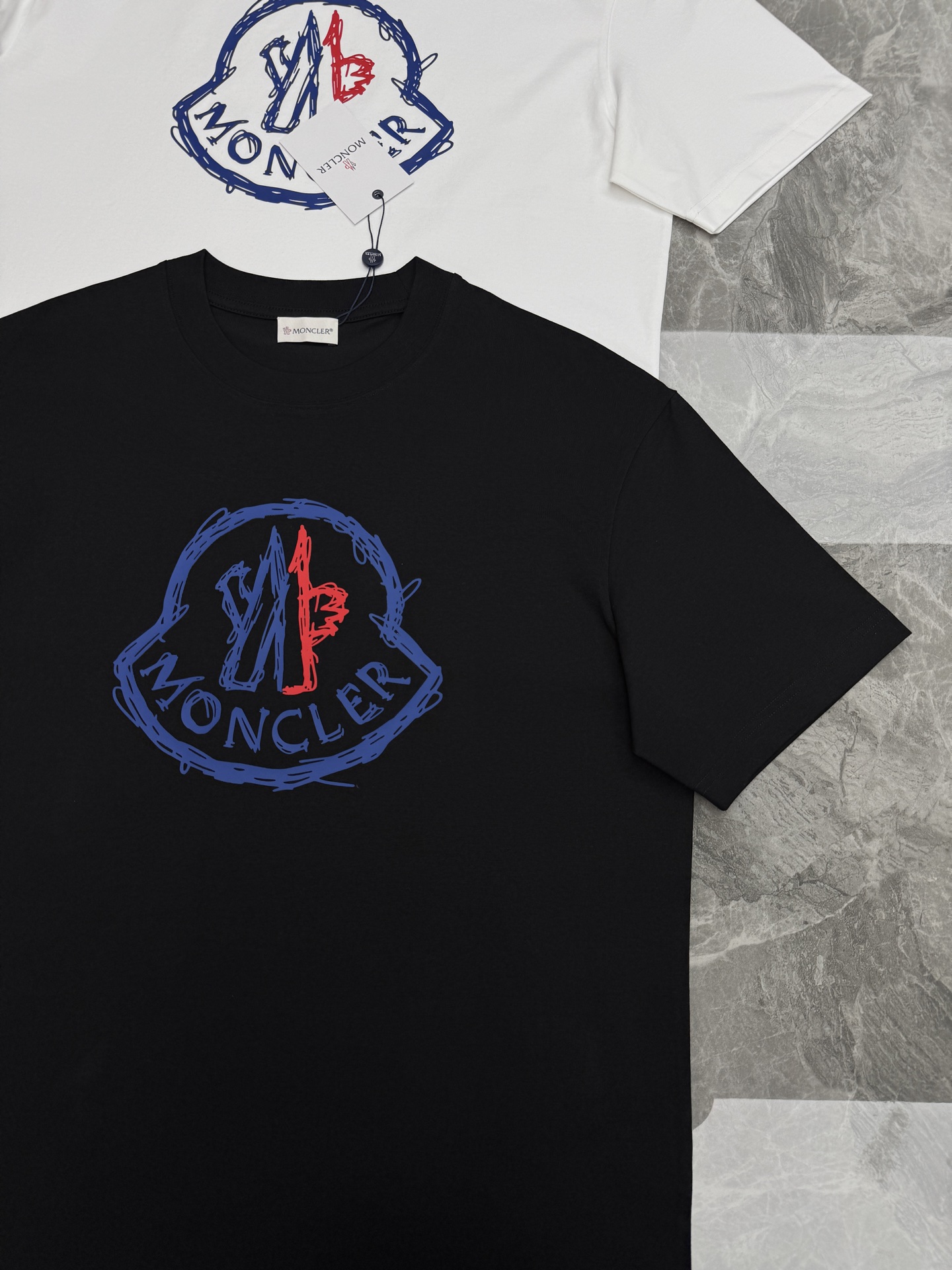 Moncler新款涂鸦印花短袖上新🆕潮人必备.男女同款❤️高支280g纯棉面料，吸湿透气，反复水洗不易变形！立体烫画工艺