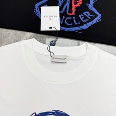 Moncler新款涂鸦印花短袖上新🆕潮人必备.男女同款❤️高支280g纯棉面料,吸湿透气,反复水洗不易变形!立体烫画工艺 Moncler新款涂鸦印花短袖上新🆕潮人必备.男女同款❤️高支280g纯棉面料,吸湿透气,反复水洗不易变形!立体烫画工艺