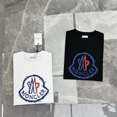 Moncler新款涂鸦印花短袖上新🆕潮人必备.男女同款❤️高支280g纯棉面料,吸湿透气,反复水洗不易变形!立体烫画工艺 Moncler新款涂鸦印花短袖上新🆕潮人必备.男女同款❤️高支280g纯棉面料,吸湿透气,反复水洗不易变形!立体烫画工艺