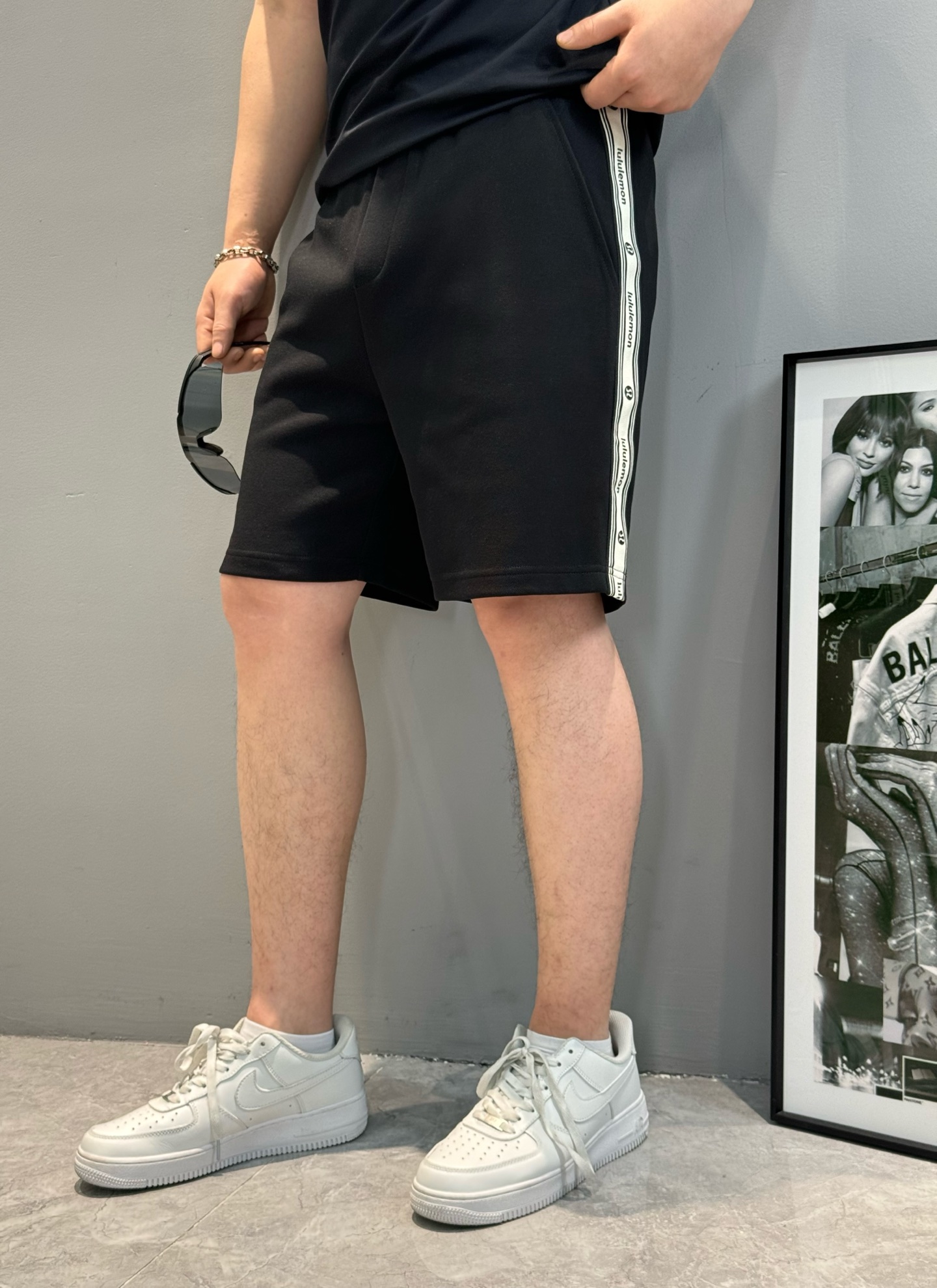NO:937423,Lulu Lemon's new summer casual shorts are the same for men and women. The classic new webbing is matched with simple and advanced. Original hardware accessories. Customized leather tag. High-end 100% Tencel fabric. Full of softness and comfort. Full of original hardware texture. Strong sense of luxury!  The overall vision is simple but not monotonous. The three-dimensional cutting technology and the pattern are not picky!  Color black. White. Size M-3XL/29-36 slightly loose version (S can be customized) 175/145 pounds recommended L,, shorts,19860909Lulu露露柠檬新款夏季休闲五分短裤男女同款经典新款织带搭配简单高级.原版五金辅料.定制皮牌.高端百分百天丝面料.柔软舒适感满满.原厂五金质感满满.高级感强！整体视觉简单而不单调.立体裁剪工艺版型不挑人！颜色黑色.白色.码数M-3XL/29-36微宽松版型（S可订做）175/145斤建议L,,shorts,,Men's clothing