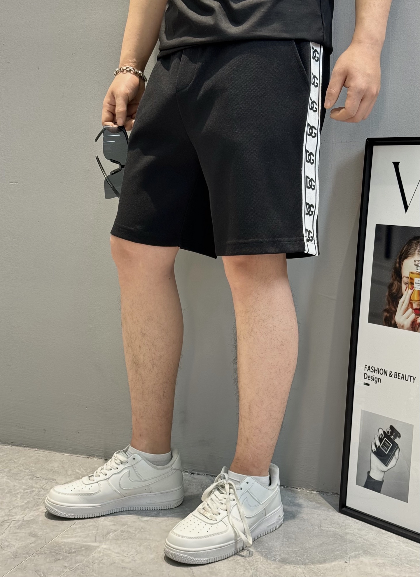 NO:937421,D&G Dolce & Gabbana's new Tencel shorts. Same style for men and women, super high quality, webbing design. Sports style hits you~ classic is eternal!  It’s definitely worth buying!  This type of suit is also a must-have for lazy people. You don’t have to think about how to match it, you can just get it in one set and it’s done!  Selected 100% Tencel cotton fabric. It feels soft and comfortable. The shape is crisp and stylish, and the upper body is full of texture!  The overall design is simple and elegant without losing style. The color is black and white. The size is M-319860909D&G杜嘉班纳新款天丝短裤.男女同款超高品质,织带设计.运动风袭面而来～经典即永恒！入手绝对值的！这种类型的套装也是懒人必备的一套,不用想怎么搭配,直接一套轻松搞.定！优选百分百天丝棉面料.触感柔软舒适.版型挺括有型,上身质感十足！ 整体简洁大方而不失格调,颜色黑色.白色.码数M-3XL/29-36微宽松版型（S可订做）175/145斤建议L,,Dolce&Gabbana,Dolce&Gabbana,shorts,,Men's clothing