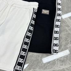 D&G杜嘉班纳新款天丝短裤.男女同款❤️超高品质,织带设计.运动风袭面而来~经典即永恒!入手绝对值的!这种类型的套装也是 D&G杜嘉班纳新款天丝短裤.男女同款❤️超高品质,织带设计.运动风袭面而来~经典即永恒!入手绝对值的!这种类型的套装也是