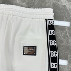 D&G杜嘉班纳新款天丝短裤.男女同款❤️超高品质,织带设计.运动风袭面而来~经典即永恒!入手绝对值的!这种类型的套装也是 D&G杜嘉班纳新款天丝短裤.男女同款❤️超高品质,织带设计.运动风袭面而来~经典即永恒!入手绝对值的!这种类型的套装也是
