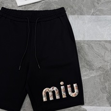 Miu miu春夏新款五分短裤🩳可搭配套装!品牌字母造型直接品牌形象.非常好看的基础款系列!采用高端锦棉面料.属于金属丝 Miu miu春夏新款五分短裤🩳可搭配套装!品牌字母造型直接品牌形象.非常好看的基础款系列!采用高端锦棉面料.属于金属丝