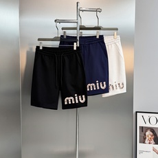 Miu miu春夏新款五分短裤🩳可搭配套装!品牌字母造型直接品牌形象.非常好看的基础款系列!采用高端锦棉面料.属于金属丝 Miu miu春夏新款五分短裤🩳可搭配套装!品牌字母造型直接品牌形象.非常好看的基础款系列!采用高端锦棉面料.属于金属丝