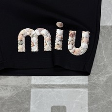 Miu miu春夏新款五分短裤🩳可搭配套装!品牌字母造型直接品牌形象.非常好看的基础款系列!采用高端锦棉面料.属于金属丝 Miu miu春夏新款五分短裤🩳可搭配套装!品牌字母造型直接品牌形象.非常好看的基础款系列!采用高端锦棉面料.属于金属丝