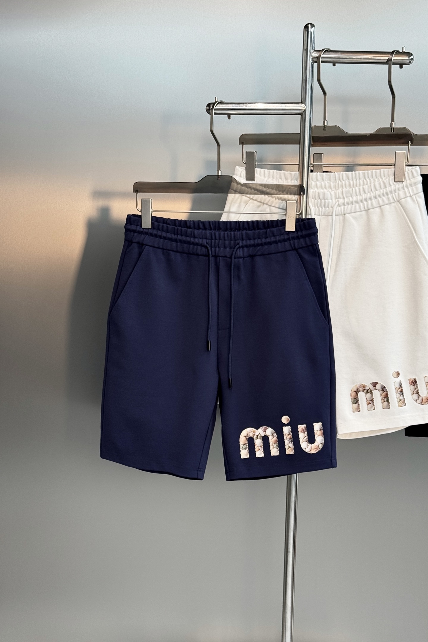 Miu miu春夏新款五分短裤🩳可搭配套装！品牌字母造型直接品牌形象.非常好看的基础款系列！采用高端锦棉面料.属于金属丝