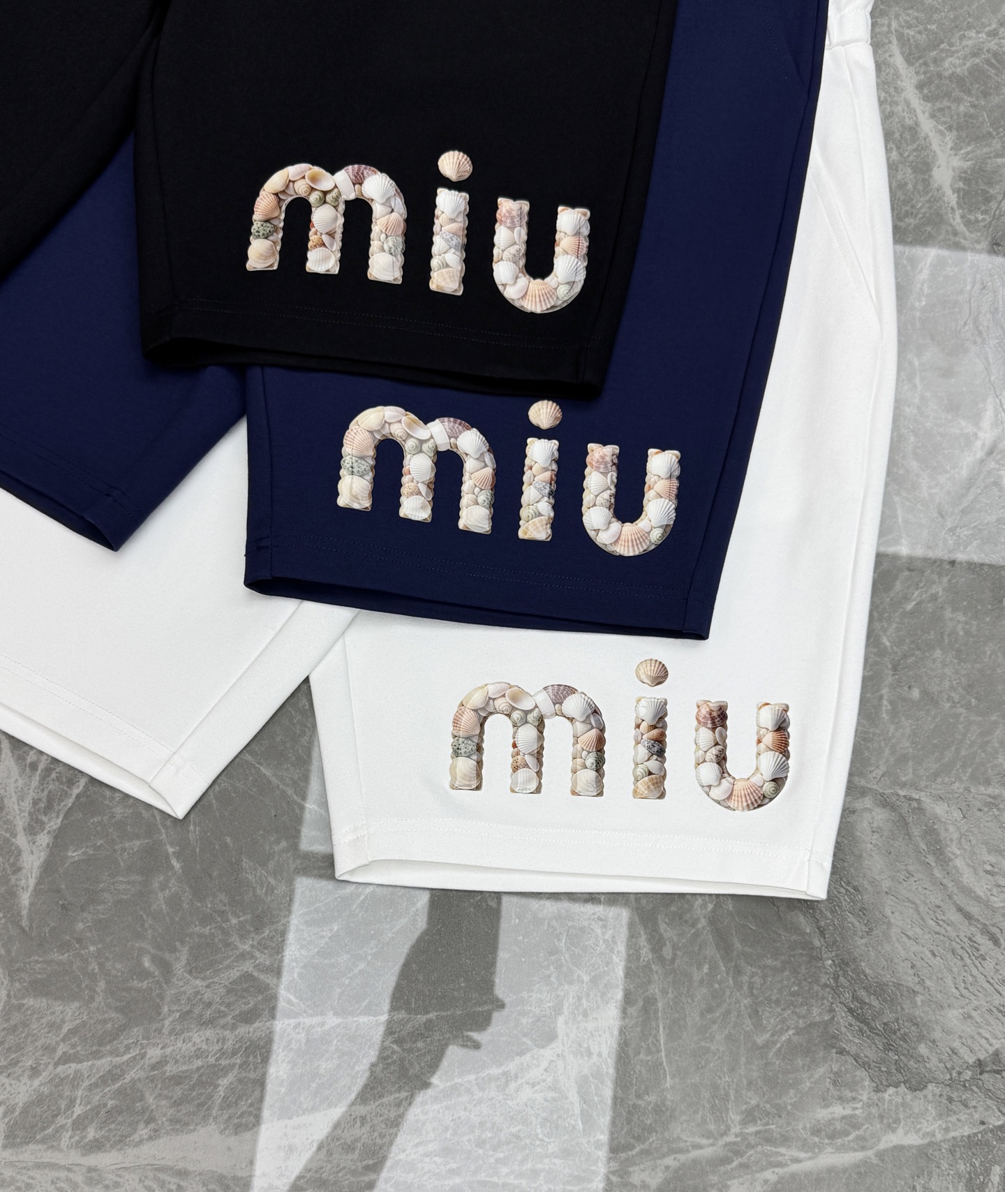 Miu miu春夏新款五分短裤🩳可搭配套装！品牌字母造型直接品牌形象.非常好看的基础款系列！采用高端锦棉面料.属于金属丝