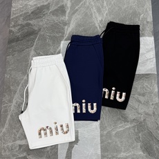 Miu miu春夏新款五分短裤🩳可搭配套装!品牌字母造型直接品牌形象.非常好看的基础款系列!采用高端锦棉面料.属于金属丝 Miu miu春夏新款五分短裤🩳可搭配套装!品牌字母造型直接品牌形象.非常好看的基础款系列!采用高端锦棉面料.属于金属丝