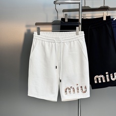 Miu miu春夏新款五分短裤🩳可搭配套装!品牌字母造型直接品牌形象.非常好看的基础款系列!采用高端锦棉面料.属于金属丝 Miu miu春夏新款五分短裤🩳可搭配套装!品牌字母造型直接品牌形象.非常好看的基础款系列!采用高端锦棉面料.属于金属丝