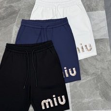 Miu miu春夏新款五分短裤🩳可搭配套装!品牌字母造型直接品牌形象.非常好看的基础款系列!采用高端锦棉面料.属于金属丝 Miu miu春夏新款五分短裤🩳可搭配套装!品牌字母造型直接品牌形象.非常好看的基础款系列!采用高端锦棉面料.属于金属丝