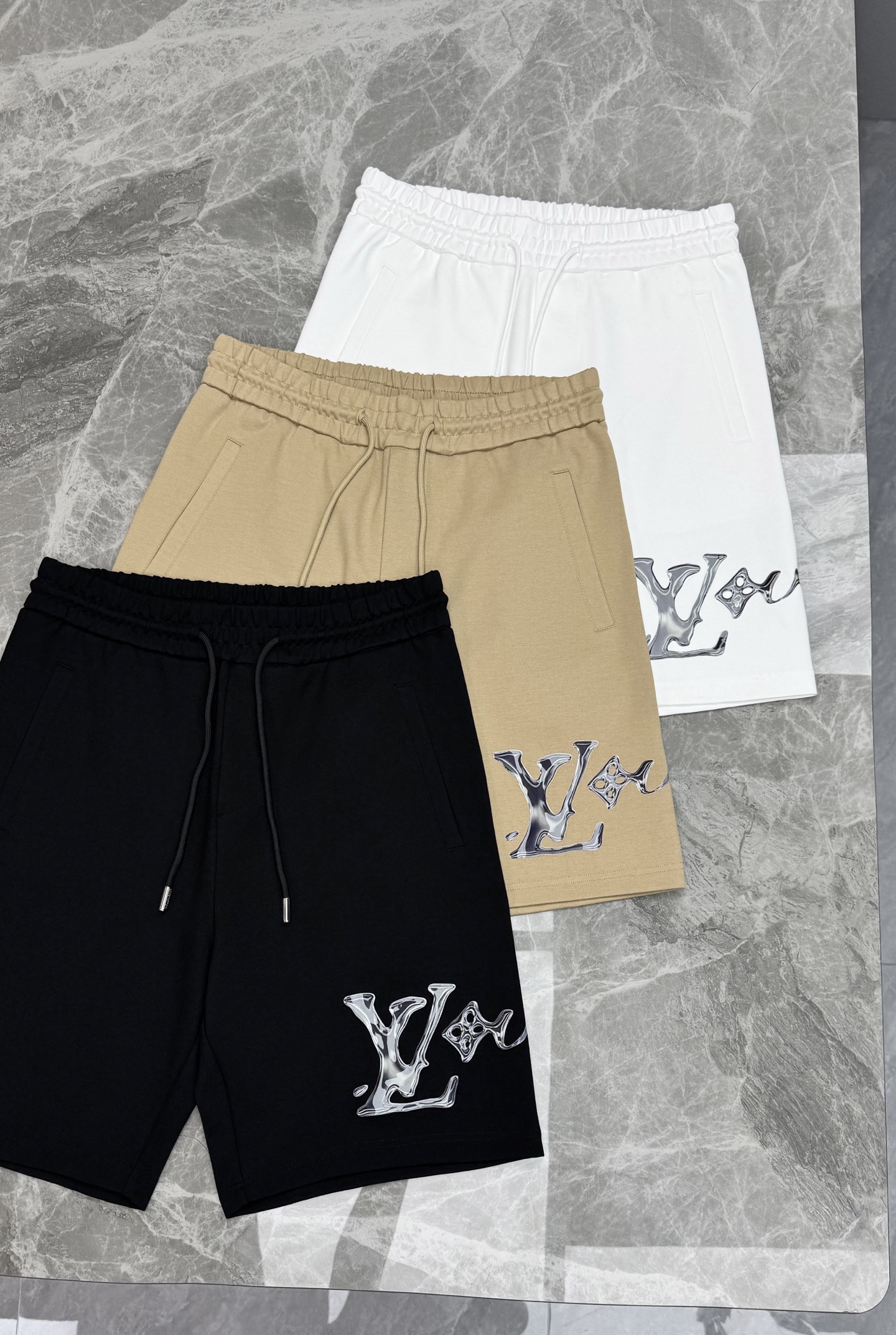 驴牌*重磅LV锦棉五分休闲短裤，原厂锦棉定织，透气排汗，版型经过多次改版，落裆宽松不挑身材.侧身无缝设计.液态银立体lo