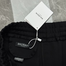 Balmain巴尔曼夏季限定五分短裤🩳重磅锦棉面料软糯垂顺,碎石元素立体印花质感拉满,前后双B标识细节考究,甄选锦棉混纺 Balmain巴尔曼夏季限定五分短裤🩳重磅锦棉面料软糯垂顺,碎石元素立体印花质感拉满,前后双B标识细节考究,甄选锦棉混纺
