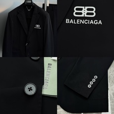 Balenciaga巴黎世家新款西装套装🤵♂️春夏款🆕英伦风十足!可运动的休闲套西❤️剪裁利落,简约大气!经典修身剪裁 Balenciaga巴黎世家新款西装套装🤵♂️春夏款🆕英伦风十足!可运动的休闲套西❤️剪裁利落,简约大气!经典修身剪裁