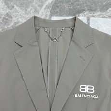 Balenciaga巴黎世家新款西装套装🤵♂️春夏款🆕英伦风十足!可运动的休闲套西❤️剪裁利落,简约大气!经典修身剪裁 Balenciaga巴黎世家新款西装套装🤵♂️春夏款🆕英伦风十足!可运动的休闲套西❤️剪裁利落,简约大气!经典修身剪裁