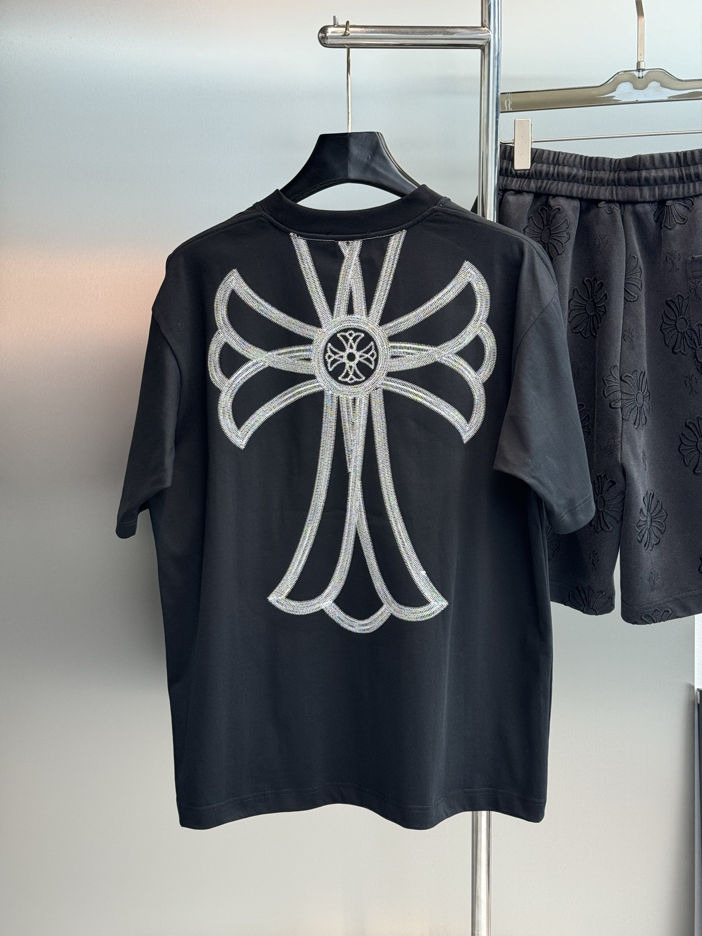 克罗心（Chrome Hearts）潮牌T恤.男女同款❤️ 胸前采用四朵“十字花”刺绣，复刻了克罗心标志性的「Fleur