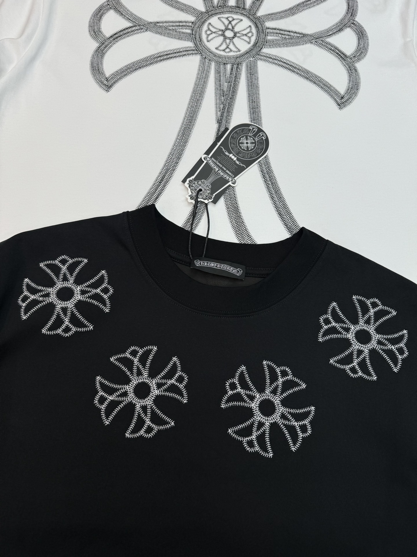 克罗心（Chrome Hearts）潮牌T恤.男女同款❤️ 胸前采用四朵“十字花”刺绣，复刻了克罗心标志性的「Fleur