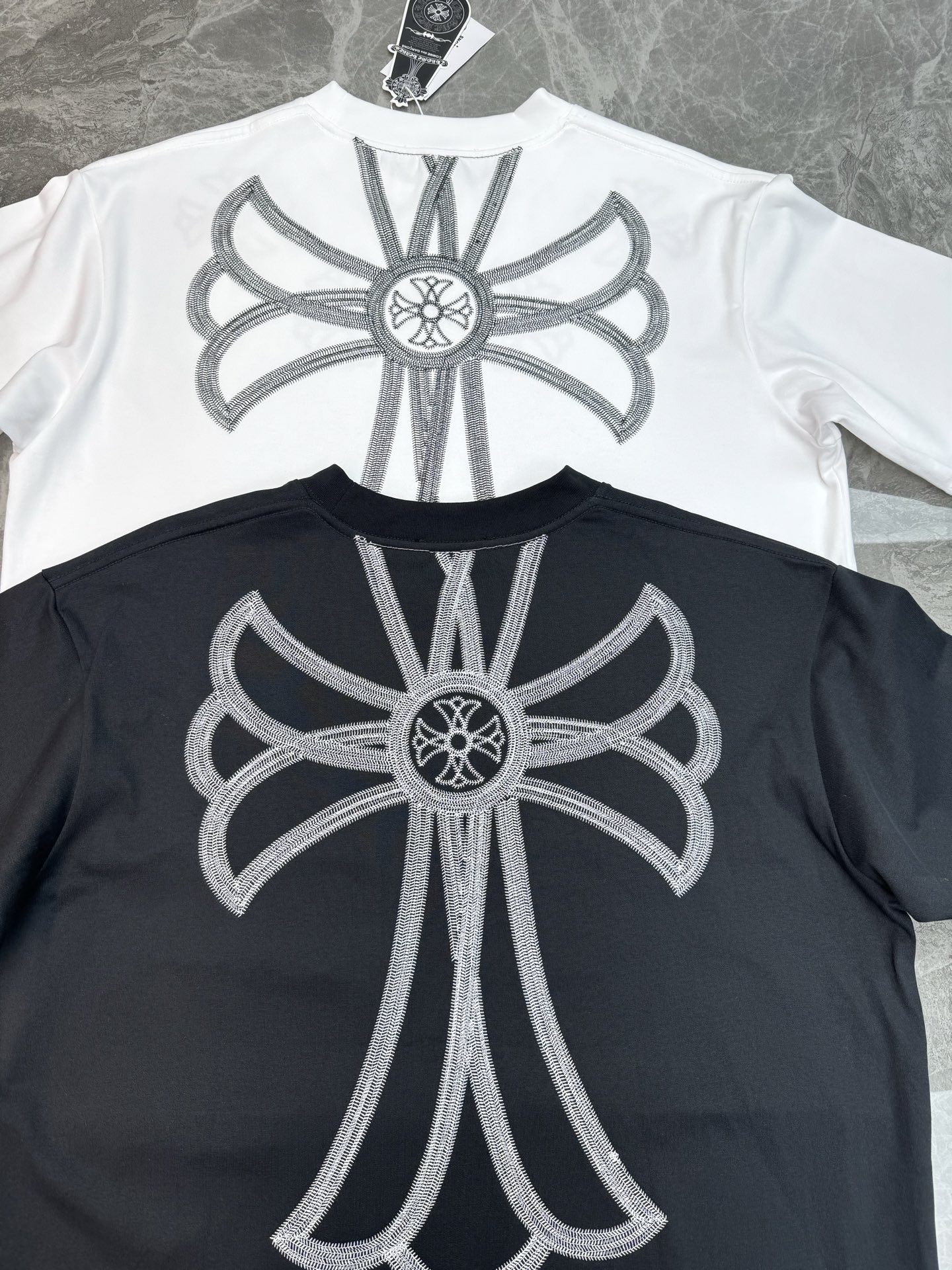 克罗心（Chrome Hearts）潮牌T恤.男女同款❤️ 胸前采用四朵“十字花”刺绣，复刻了克罗心标志性的「Fleur