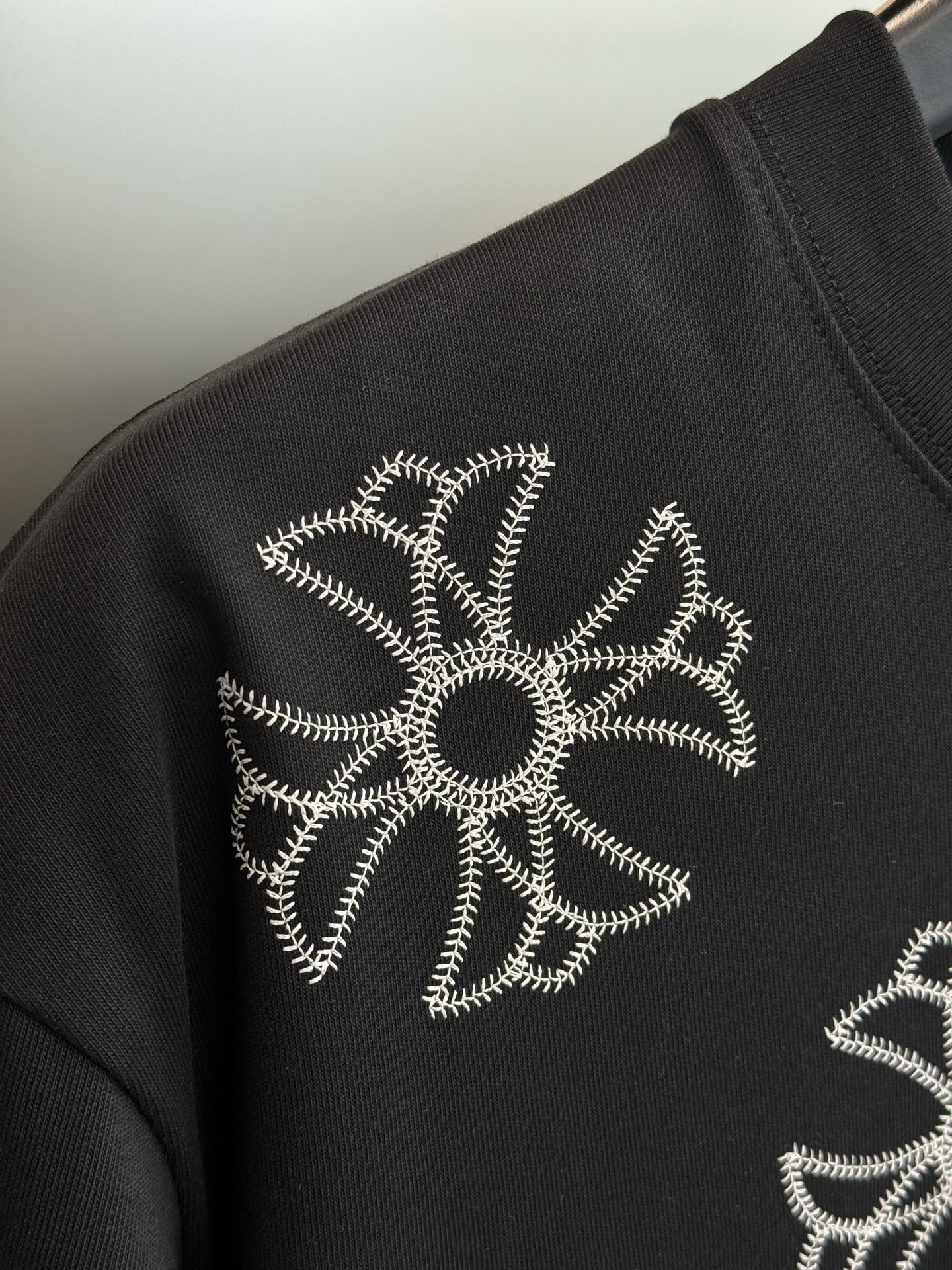 克罗心（Chrome Hearts）潮牌T恤.男女同款❤️ 胸前采用四朵“十字花”刺绣，复刻了克罗心标志性的「Fleur