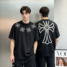 克罗心(Chrome Hearts)潮牌T恤.男女同款❤️ 胸前采用四朵“十字花”刺绣,复刻了克罗心标志性的「Fleur 克罗心(Chrome Hearts)潮牌T恤.男女同款❤️ 胸前采用四朵“十字花”刺绣,复刻了克罗心标志性的「Fleur