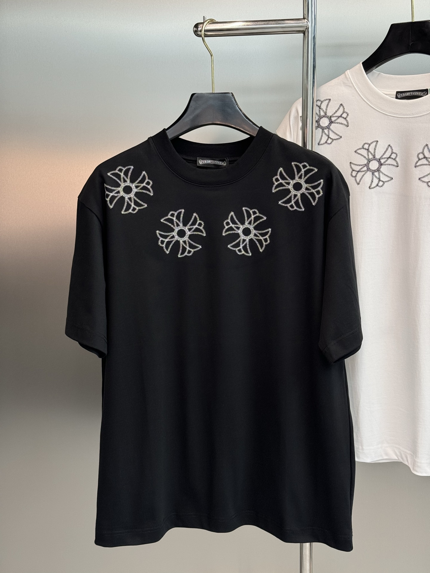 克罗心（Chrome Hearts）潮牌T恤.男女同款❤️ 胸前采用四朵“十字花”刺绣，复刻了克罗心标志性的「Fleur