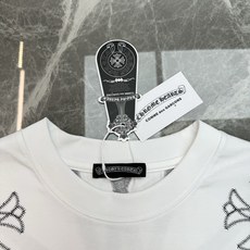 克罗心(Chrome Hearts)潮牌T恤.男女同款❤️ 胸前采用四朵“十字花”刺绣,复刻了克罗心标志性的「Fleur 克罗心(Chrome Hearts)潮牌T恤.男女同款❤️ 胸前采用四朵“十字花”刺绣,复刻了克罗心标志性的「Fleur