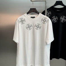 克罗心(Chrome Hearts)潮牌T恤.男女同款❤️ 胸前采用四朵“十字花”刺绣,复刻了克罗心标志性的「Fleur 克罗心(Chrome Hearts)潮牌T恤.男女同款❤️ 胸前采用四朵“十字花”刺绣,复刻了克罗心标志性的「Fleur