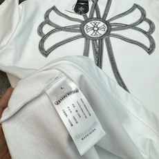 克罗心(Chrome Hearts)潮牌T恤.男女同款❤️ 胸前采用四朵“十字花”刺绣,复刻了克罗心标志性的「Fleur 克罗心(Chrome Hearts)潮牌T恤.男女同款❤️ 胸前采用四朵“十字花”刺绣,复刻了克罗心标志性的「Fleur