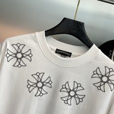 克罗心(Chrome Hearts)潮牌T恤.男女同款❤️ 胸前采用四朵“十字花”刺绣,复刻了克罗心标志性的「Fleur 克罗心(Chrome Hearts)潮牌T恤.男女同款❤️ 胸前采用四朵“十字花”刺绣,复刻了克罗心标志性的「Fleur