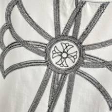 克罗心(Chrome Hearts)潮牌T恤.男女同款❤️ 胸前采用四朵“十字花”刺绣,复刻了克罗心标志性的「Fleur 克罗心(Chrome Hearts)潮牌T恤.男女同款❤️ 胸前采用四朵“十字花”刺绣,复刻了克罗心标志性的「Fleur