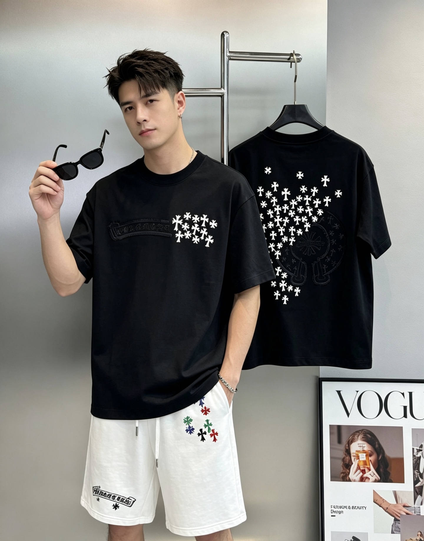 NO:949531,Top, pants Chrome Hearts trendy brand T-shirt. Same style for men and women  The front is embroidered with old gothic fonts, paired with tassels and raw edges of the same color, restoring the iconic vintage feel of Crow Heart; the large and small crosses scattered on the side are embroidered with three-dimensional flocking, which is plump and does not tie the skin, and has a full sense of layering. The back has a large graphic three-dimensional design. A large area of 'horseshoe logo' dark pattern embroidery + scattered crosses  The word flower combination outlines the outline with tassels of the same color, which is low-key and hides the details. The upper body has a luxurious and trendy aura. 280g double yarn high-count cotton, crisp and stylish, not easy to wrinkle, perfect drape, loose micro-profile version that is not flattering on the figure, black and white + burgundy contrast color style, easy to control American style, high street, clean  Fit a variety of styles. Three colors recommended!  Size S-2XL (M/catties recommended),,chrome hearts,chrome hearts,tees,t-shirt,19860909上衣 ,裤子 克罗心（Chrome Hearts）潮牌T恤.男女同款 正面做旧哥特字体刺绣,搭配同色系流苏毛边,还原克罗心标志性复古做旧感；侧身散落的大小十字花,采用立体植绒刺绣,饱满不扎肤,层次感拉满.后背大图形立体设计.大面积“马蹄标”暗纹刺绣+散落的十字花组合,用同色系流苏勾勒轮廓,低调又暗藏细节,上身自带奢潮气场.280g双纱高支棉,挺括有型不易皱,垂坠感满分,宽松微廓版型不挑身材,黑白双色+酒红撞色款,轻松驾驭美式、高街、clean fit多种风格.三色推荐！码数S-2XL（/斤建议M）,,chrome hearts,chrome hearts,tees，t-shirt,,Men's clothing