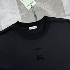 BURBERRY巴宝莉骑士植绒扩版T恤 -奢雅日常之选!以品牌标志性骑士战马为设计灵感,将经典元素融入成衣。胸前植绒品牌 BURBERRY巴宝莉骑士植绒扩版T恤 -奢雅日常之选!以品牌标志性骑士战马为设计灵感,将经典元素融入成衣。胸前植绒品牌
