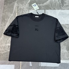 BURBERRY巴宝莉骑士植绒扩版T恤 -奢雅日常之选!以品牌标志性骑士战马为设计灵感,将经典元素融入成衣。胸前植绒品牌 BURBERRY巴宝莉骑士植绒扩版T恤 -奢雅日常之选!以品牌标志性骑士战马为设计灵感,将经典元素融入成衣。胸前植绒品牌
