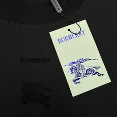 BURBERRY巴宝莉骑士植绒扩版T恤 -奢雅日常之选!以品牌标志性骑士战马为设计灵感,将经典元素融入成衣。胸前植绒品牌 BURBERRY巴宝莉骑士植绒扩版T恤 -奢雅日常之选!以品牌标志性骑士战马为设计灵感,将经典元素融入成衣。胸前植绒品牌
