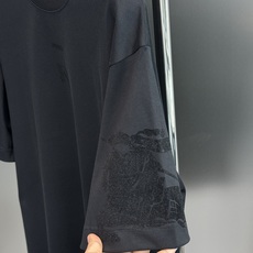 BURBERRY巴宝莉骑士植绒扩版T恤 -奢雅日常之选!以品牌标志性骑士战马为设计灵感,将经典元素融入成衣。胸前植绒品牌 BURBERRY巴宝莉骑士植绒扩版T恤 -奢雅日常之选!以品牌标志性骑士战马为设计灵感,将经典元素融入成衣。胸前植绒品牌