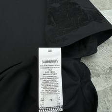 BURBERRY巴宝莉骑士植绒扩版T恤 -奢雅日常之选!以品牌标志性骑士战马为设计灵感,将经典元素融入成衣。胸前植绒品牌 BURBERRY巴宝莉骑士植绒扩版T恤 -奢雅日常之选!以品牌标志性骑士战马为设计灵感,将经典元素融入成衣。胸前植绒品牌