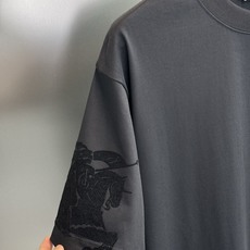 BURBERRY巴宝莉骑士植绒扩版T恤 -奢雅日常之选!以品牌标志性骑士战马为设计灵感,将经典元素融入成衣。胸前植绒品牌 BURBERRY巴宝莉骑士植绒扩版T恤 -奢雅日常之选!以品牌标志性骑士战马为设计灵感,将经典元素融入成衣。胸前植绒品牌