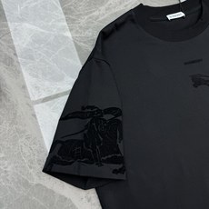 BURBERRY巴宝莉骑士植绒扩版T恤 -奢雅日常之选!以品牌标志性骑士战马为设计灵感,将经典元素融入成衣。胸前植绒品牌 BURBERRY巴宝莉骑士植绒扩版T恤 -奢雅日常之选!以品牌标志性骑士战马为设计灵感,将经典元素融入成衣。胸前植绒品牌