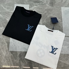 驴牌* LOUIS VUITTON 蓝调老花刺绣T恤-奢雅nv松弛感天花板. 正面的LV小标刺绣,简约又高级,不仔细看会 驴牌* LOUIS VUITTON 蓝调老花刺绣T恤-奢雅nv松弛感天花板. 正面的LV小标刺绣,简约又高级,不仔细看会