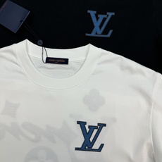 驴牌* LOUIS VUITTON 蓝调老花刺绣T恤-奢雅nv松弛感天花板. 正面的LV小标刺绣,简约又高级,不仔细看会 驴牌* LOUIS VUITTON 蓝调老花刺绣T恤-奢雅nv松弛感天花板. 正面的LV小标刺绣,简约又高级,不仔细看会
